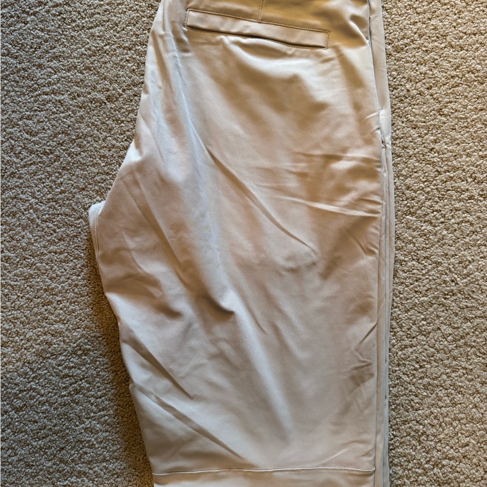 Lululemon Athletica classic fit trousers. Zippered pockets on side seam.
